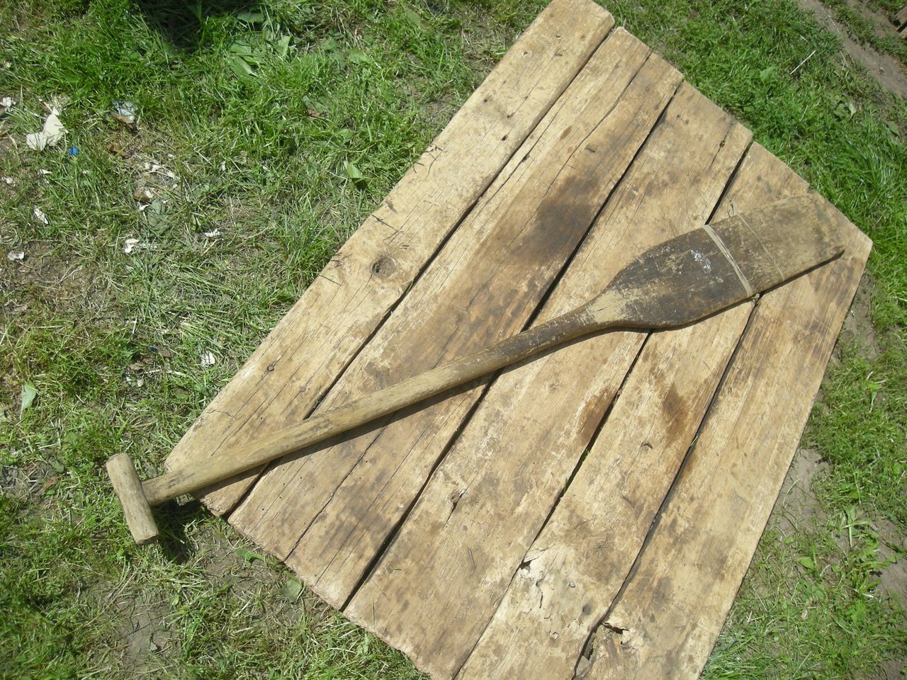 Деревянная кровать большая корзина железная лопата